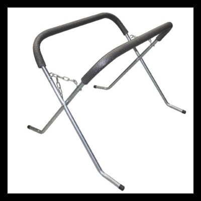 Suporte metálico cromado com apoios almofadados pretos e corrente