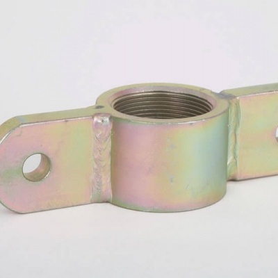 Peça metálica cilíndrica com abas e furos