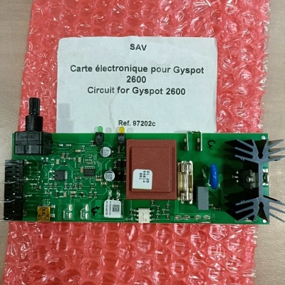 Circuito eletrónico com várias peças sobre plástico bolha e etiqueta informativa