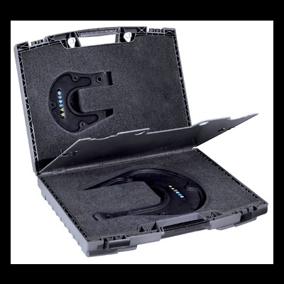 mala preta com duas peças curvadas pretas dentro