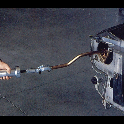 Ferramenta de metal a ser usada numa carroçaria de veículo numa oficina