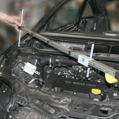 Motor de carro com tampa preta e texto ECOTEC