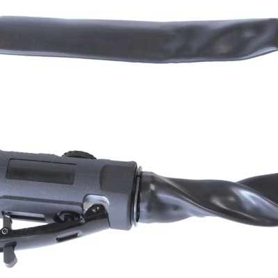 ferramenta pneumática preta com cabo revestido e conexão metálica dourada