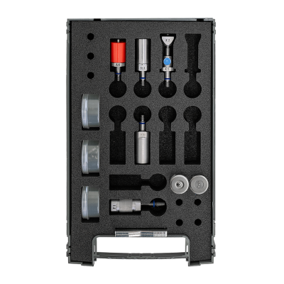 Estojo de ferramentas com várias peças metálicas e etiquetas dentro de espuma preta