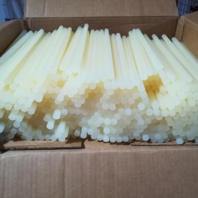 Caixa cheia de varetas longas creme em fila