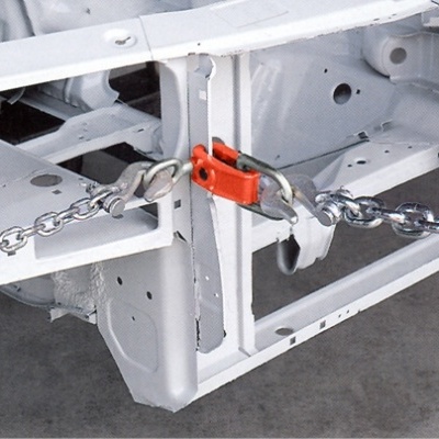 Suporte metálico branco com correntes de aço unidas por grampo vermelho.