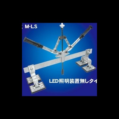 Ferramenta metálica ajustável com duas bases quadradas e estrutura articulada em fundo azul