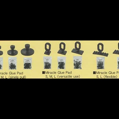 Produtos Miracle Glue Pad em três designs e tamanhos variados numa superfície clara