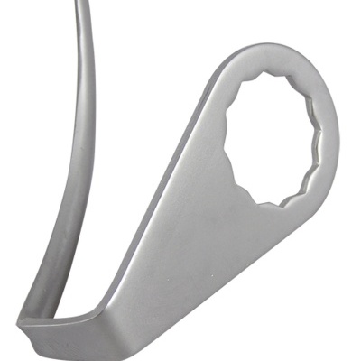 Ferramenta metálica prateada com extremidade circular recortada