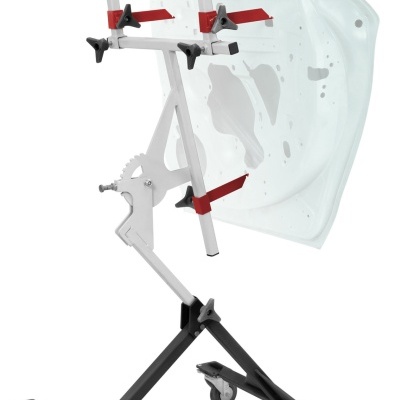 Suporte metálico móvel com rodas e porta branca translúcida de automóvel