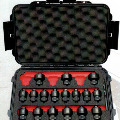 Caixa de ferramentas preta com adaptadores numerados de 15 a 32, interior vermelho e espuma preta na tampa