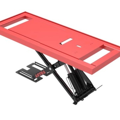 Mesa elevatória vermelha com estrutura metálica preta e mecanismo hidráulico