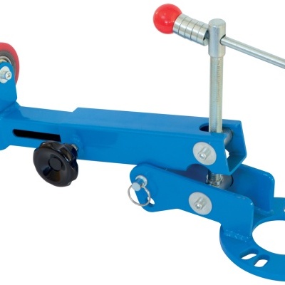 ferramenta metálica azul e vermelha com manípulos vermelhos