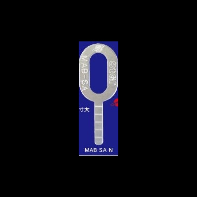 Arame metálico prateado em formato oval com alça sobre fundo azul