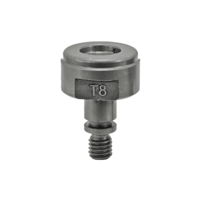 Peça metálica cinzenta com gravação T8