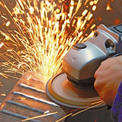 Rebarbadora a cortar metal com faíscas brilhantes