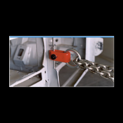 Cadeado vermelho em corrente metálica prateada presa a estrutura metálica cinza.