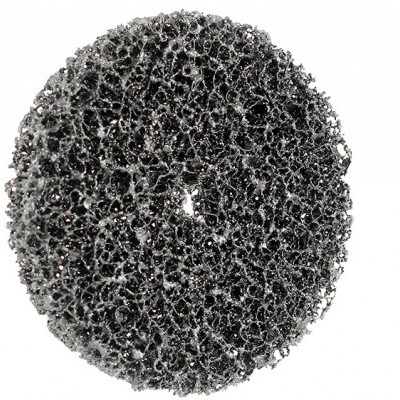 Esponja de limpeza circular cinza com textura porosa