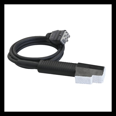 Cabo elétrico preto com conector de sete pinos e peça metálica cinza