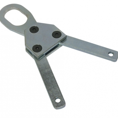 Ferramenta metálica com duas alavancas e parte circular com recorte