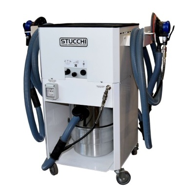 Equipamento industrial Stucchi branco com mangueiras azuis e rodas