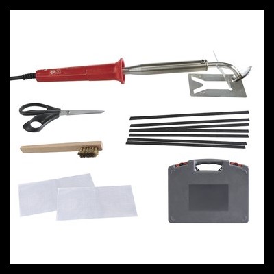 Conjunto de ferramentas com ferro de soldar, tesoura, escova, tiras pretas, panos brancos e mala cinza.