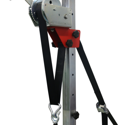 Equipamento de elevação metálico com manivela e correia preta para elevação, montado numa estrutura vertical prateada
