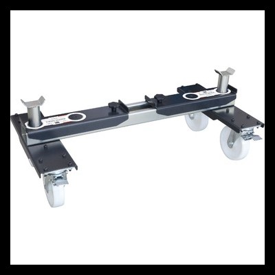 Plataforma metálica com rodas brancas e suportes ajustáveis.