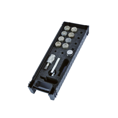 Estojo preto com nove peças metálicas e acessórios organizados em espuma