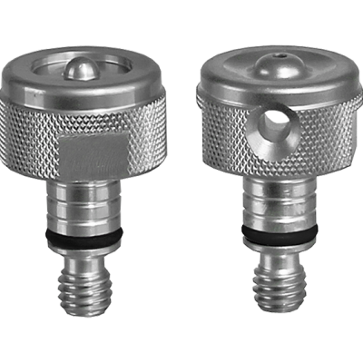 Peças metálicas prateadas com textura canelada e parte rosqueada em fundo branco