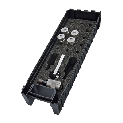 Estojo preto com peças metálicas e ferramenta