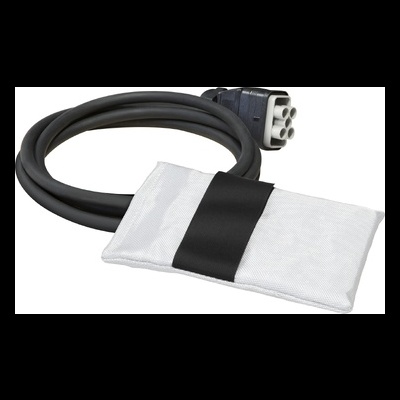 Cabo elétrico preto com conector de sete pinos e bolsa branca com faixa preta