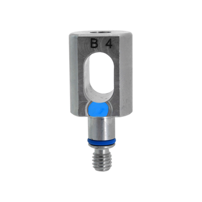 Peça metálica cilíndrica com furo retangular e parafuso na base