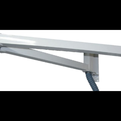 Braço articulado branco com mangueiras azuis-claras