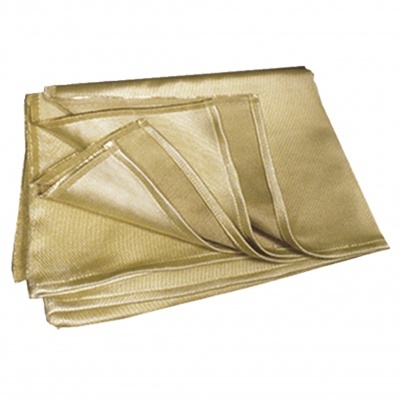 Lenços de bolso dourados dobrados em tecido brilhante