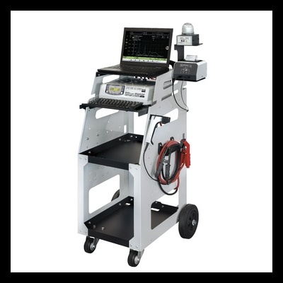 Carrinho metálico com computador portátil e dispositivos eletrónicos em fundo branco