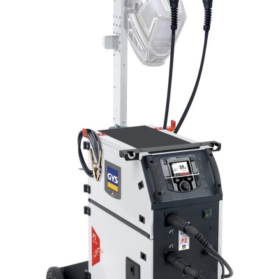 Máquina industrial de soldadura com display digital e cabos coloridos