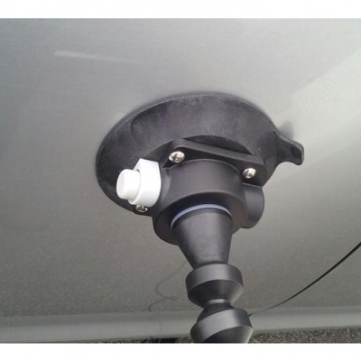 Tomada de carregamento para veículo elétrico acoplada a superfície metálica cinza