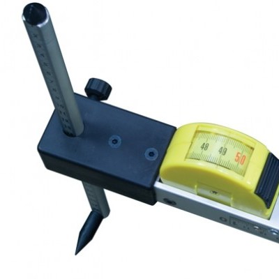 Medidor de ângulo com braço metálico prateado e mostrador amarelo.