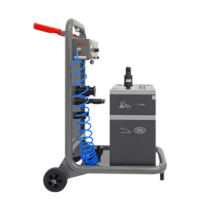 Equipamento industrial cinzento e preto com mangueira azul e rodas pretas