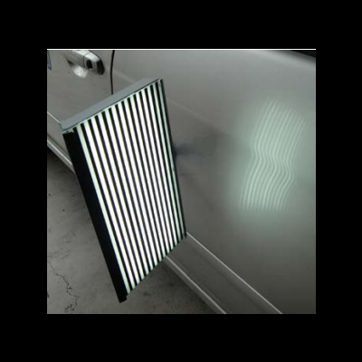 Painel preto e branco ao lado de porta de carro prateado