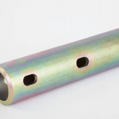 Tubo metálico cilíndrico com orifícios sobre fundo branco