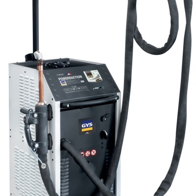Equipamento industrial de soldadura GYS POWERDUCTION com cabos e rodas