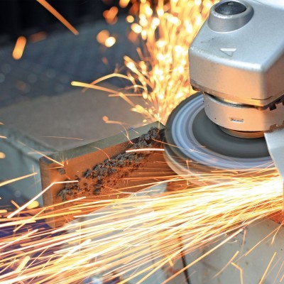 Ferramenta elétrica a desbastar peça de metal com faíscas