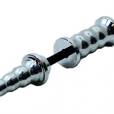 Ferramenta metálica cromada com punho negro e texturas onduladas