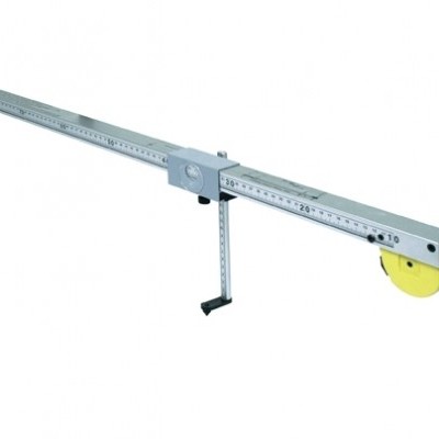 Instrumento de medição metálico comprido com escala e apoios verticais ajustáveis