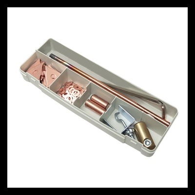 Estojo plástico cinza com peças metálicas organizadas em compartimentos