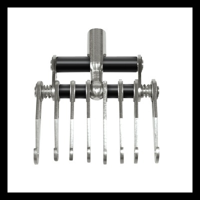 Ferramenta metálica prateada com ganchos e peças pretas