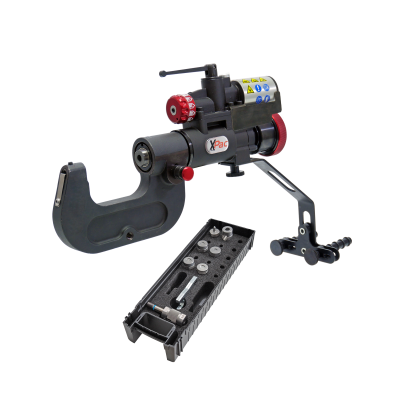 Ferramenta de medição preta com acessórios em caixa preta sobre fundo branco