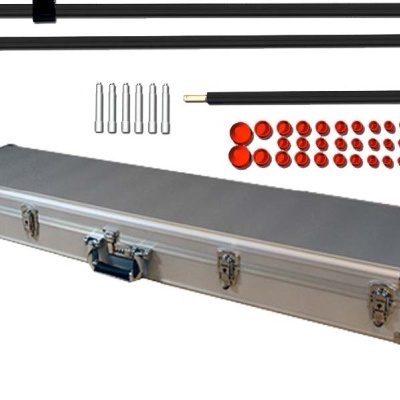 Conjunto para montagem com caixa metálica, hastes pretas, pinos e discos vermelhos e pretos.